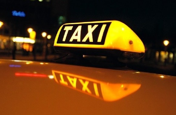 Almaty: Taksı kóliginde júrgizýshimen qosqanda eki adamnan artyq jolaýshy bolmaýy kerek