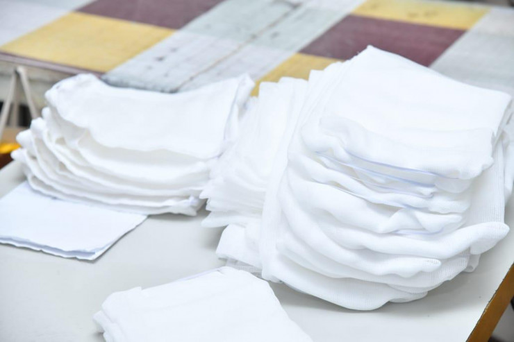 Shymkentte táýligine 100 myńnan astam medısınalyq betperde tigilýde