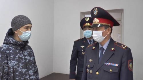 Almatylyq polıseıler qaıda turyp jatyr?