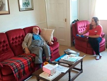 «Ol - meniń ómirlik mahabbatym»: Qaterli isikke shaldyqqan qarııa jaryna qoshtasý hatyn jazdy