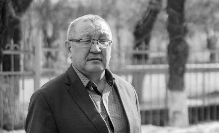 Kók shalǵynǵa kómilip jattym keshki...