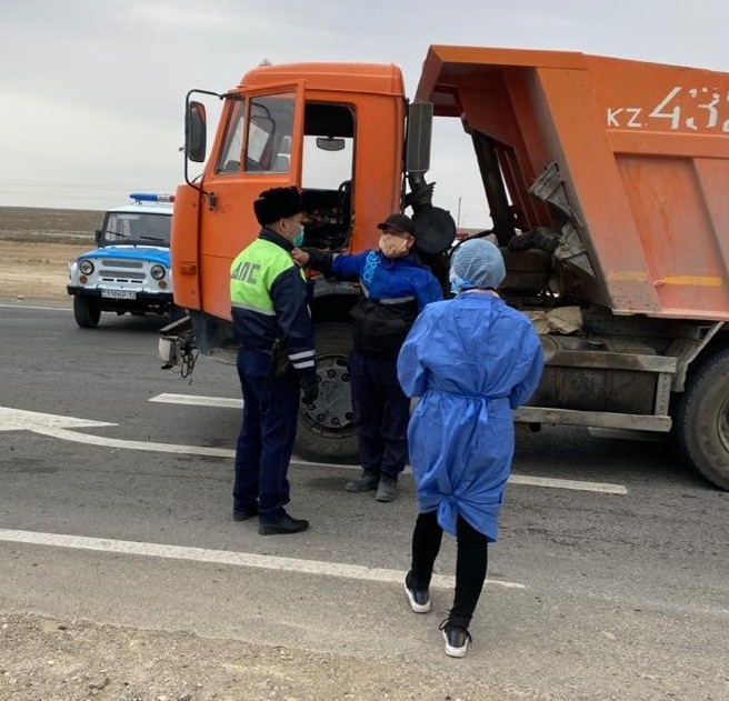 Túrkmenstan-Kendirli-Jańaózen men Jańaózen-Aqtaý baǵytyndaǵy blok-posttarynda 93 kólik, 100-ge jýyq jolaýshy tekserildi