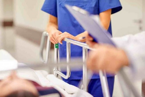 Almatyda koronavırýstan jazylǵan búldirshin aýrýhanadan shyqty