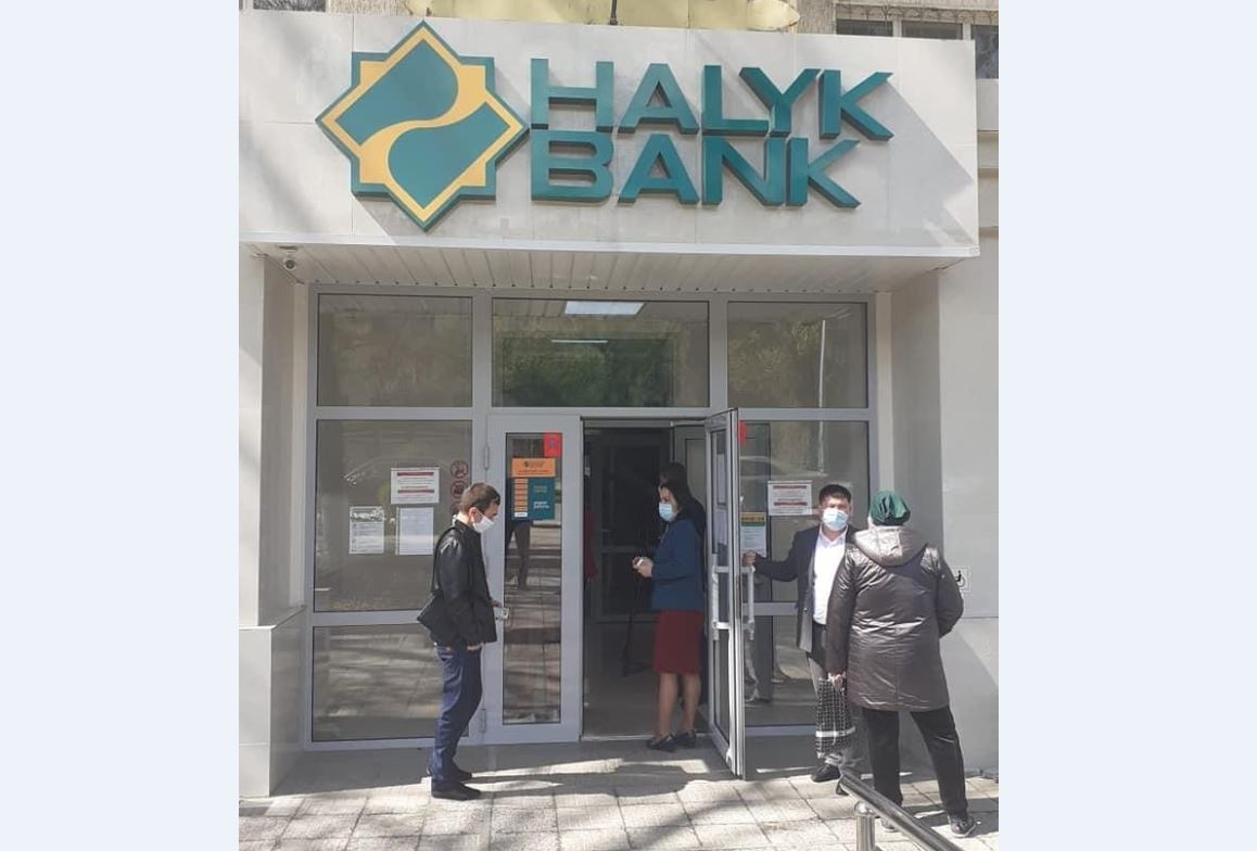Shymkentte 100-ge jýyq erikti bank bólimshelerinde turǵyndarǵa kómektesýde