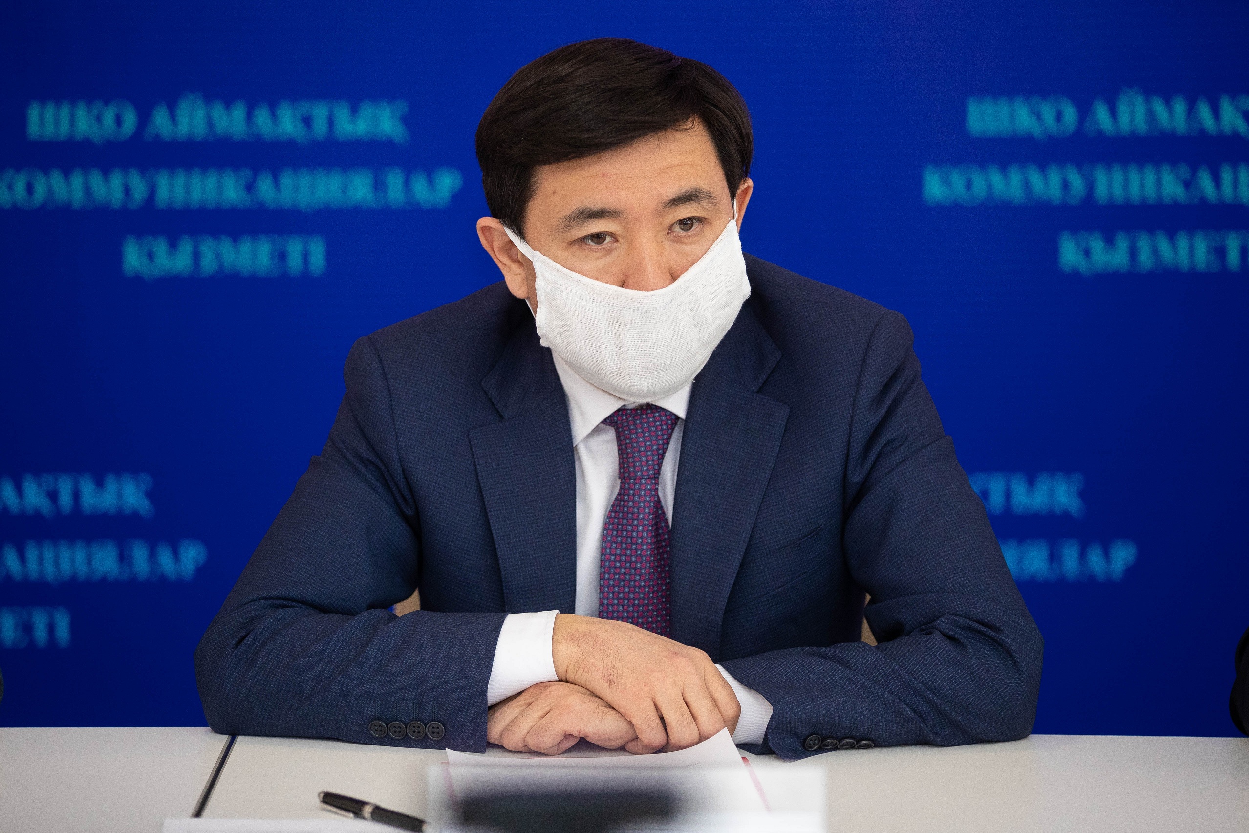 О́skemen qalasynyń turǵyndary úıden shyǵý úshin ruqsat qaǵazyn alýy tıis