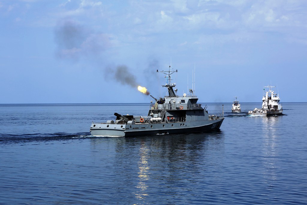 Qazaqstannyń áskerı-teńiz kúshterine 27 jyl toldy