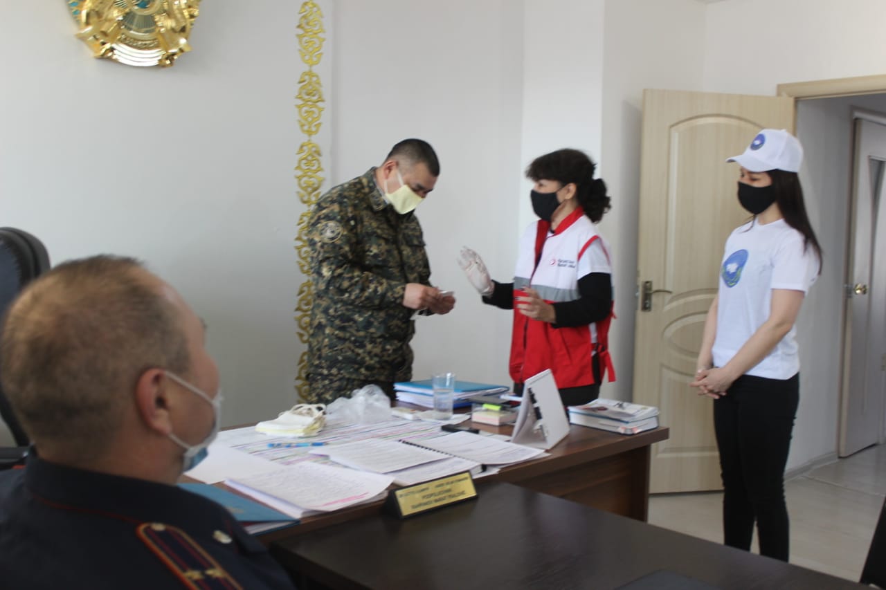 Aqtaý: Qazaqstan halqy Assambleıasy janyndaǵy analar keńesi 300-ge jýyq maska taratty