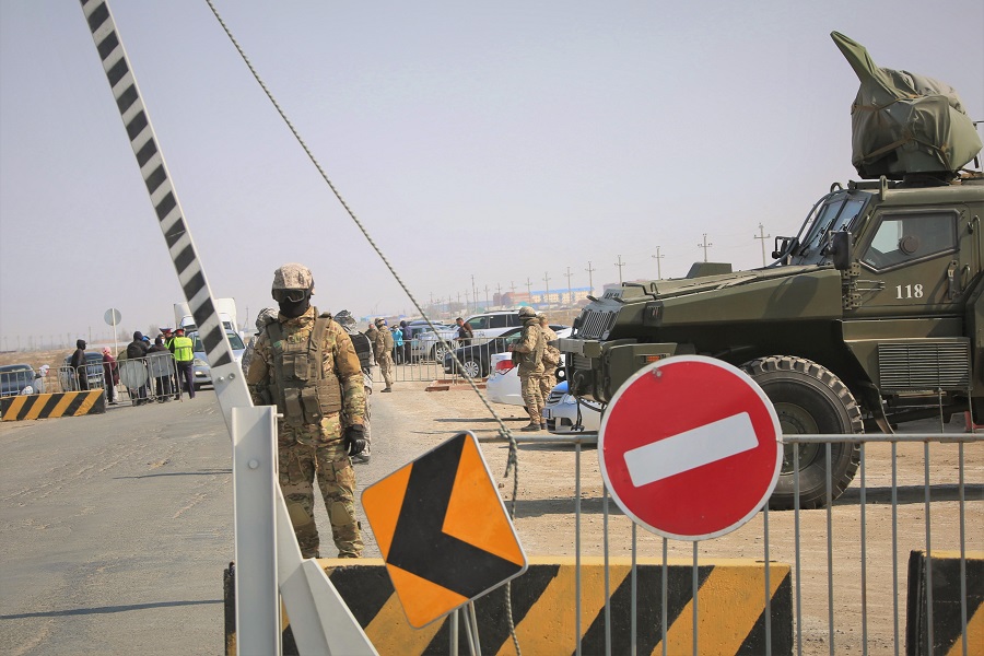 «Batys» óńirlik qolbasshylyǵynyń áskerı qyzmetshileri blok-posttardy kúsheıtýge shyqty