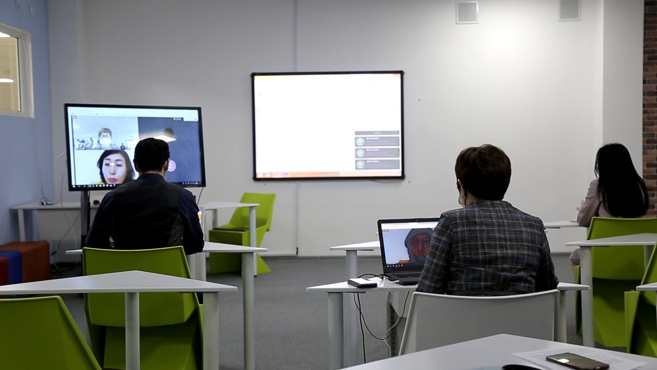 Nur-Sultanda qashyqtan bilim berý júıesiniń alǵashqy kúni bastaldy