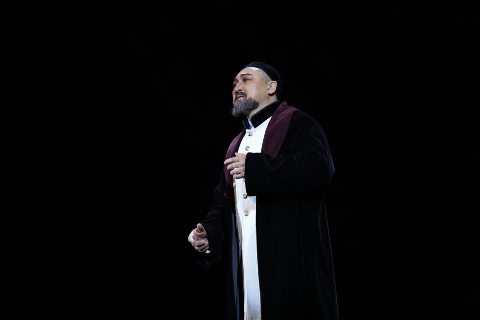 Sahnadaǵy Abaı beınesin kim qalaı somdady?