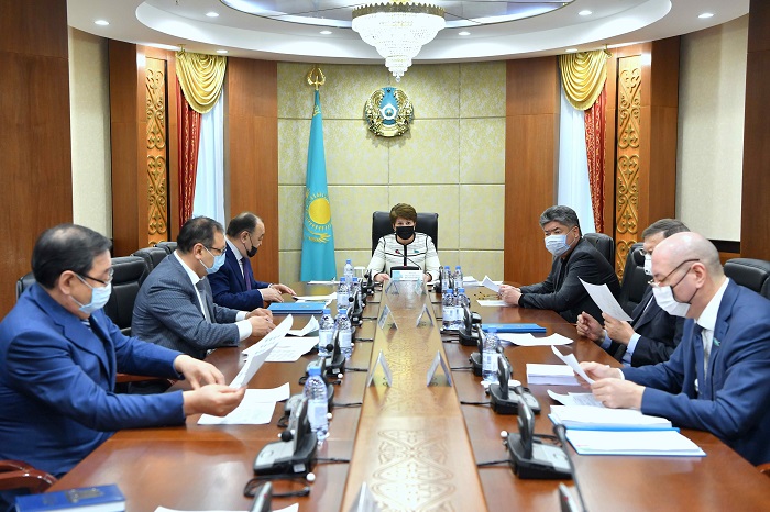 Senatorlar qylmystyq jolmen alynǵan kiristerdi zańdastyrýǵa qarsy zań jobasyn qarady