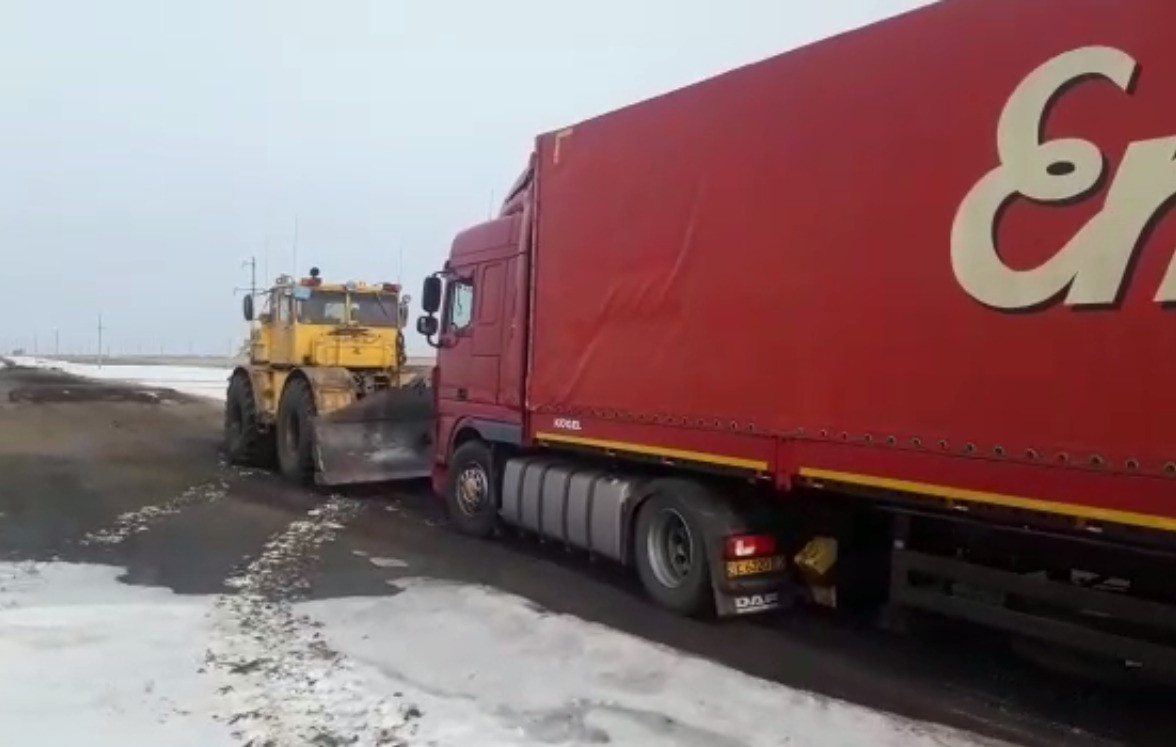 Soltústik Qazaqstandyq saqshylar júk kólikterin qutqardy