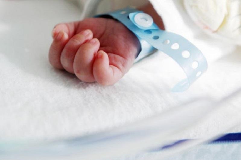 Qyzylorda: Vırýs juqtyrǵan áıelden týǵan náreste karantındik baqylaýda bolady