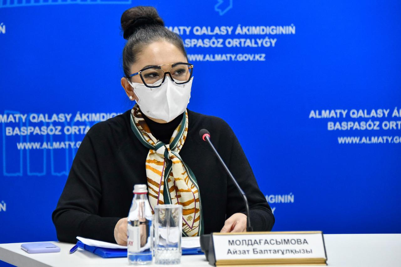 Almatynyń bas sanıtary: Zimbir, sarymsaq, lımon koronavırýsty emdemeıdi