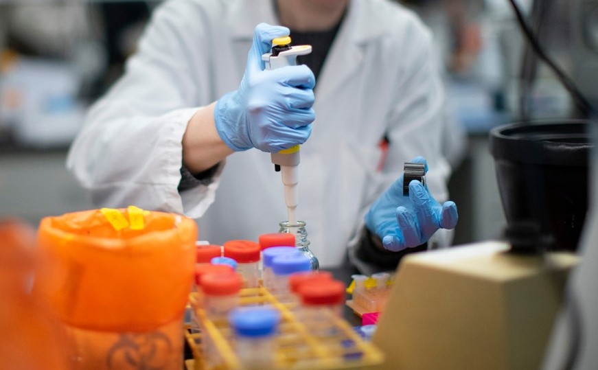 Ulybrıtanııada taǵy 8 681 adam koronavırýs juqtyrǵan