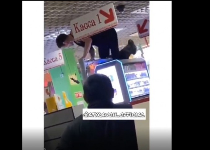 Atyraý: Buzaqy jigit 20 kúnge qamaýǵa alyndy