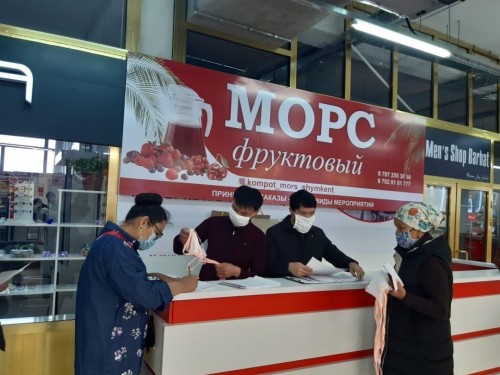 Shymkentte áleýmettik turmysy tómen toptaǵy 76 myńnan astam adamǵa tegin betperde taratyldy