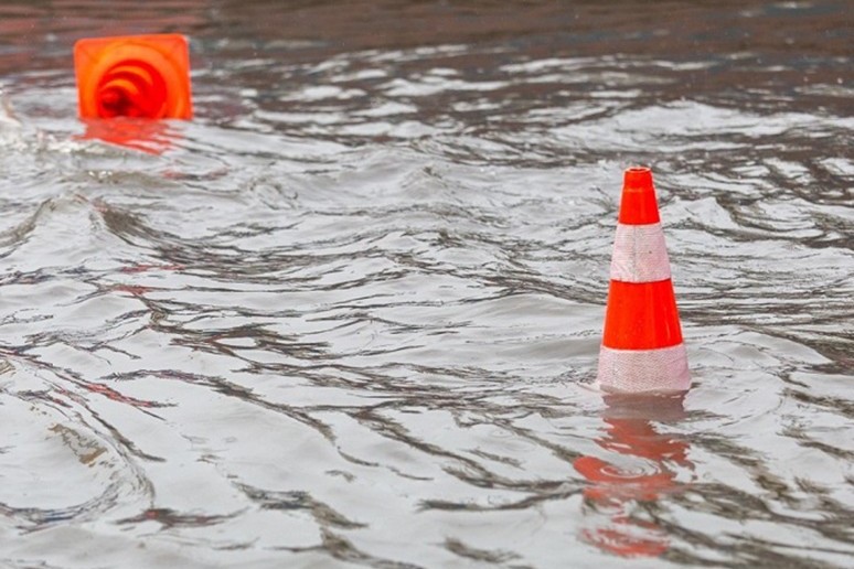 Qostanaıda úı astynan sý shyǵyp jatyr