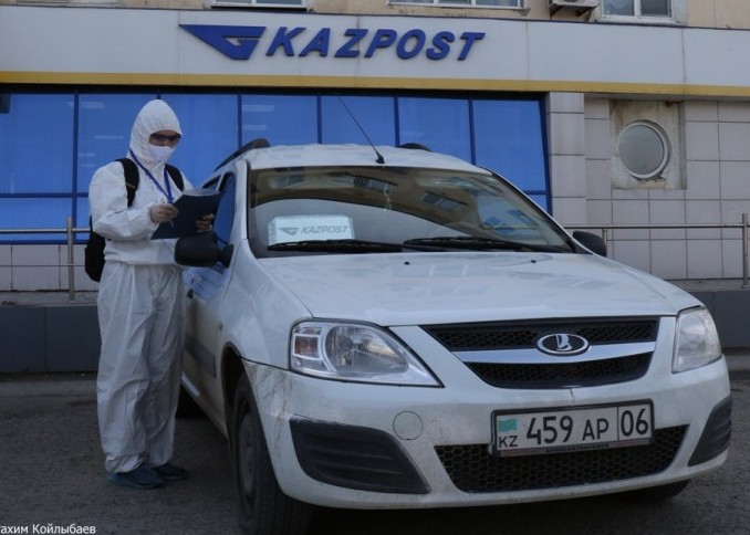 Atyraý: Poshtashylar zeınetaqyny úıge jetkizýde