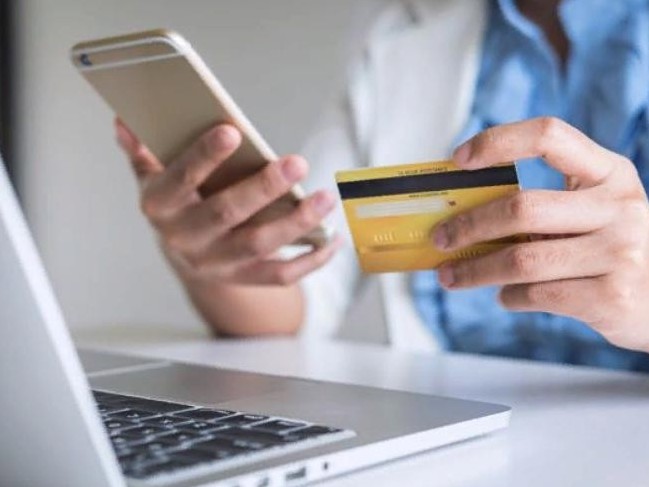 Bankter qolma-qol aqshasyz tólemderdi alý úshin komıssııany tómendetedi