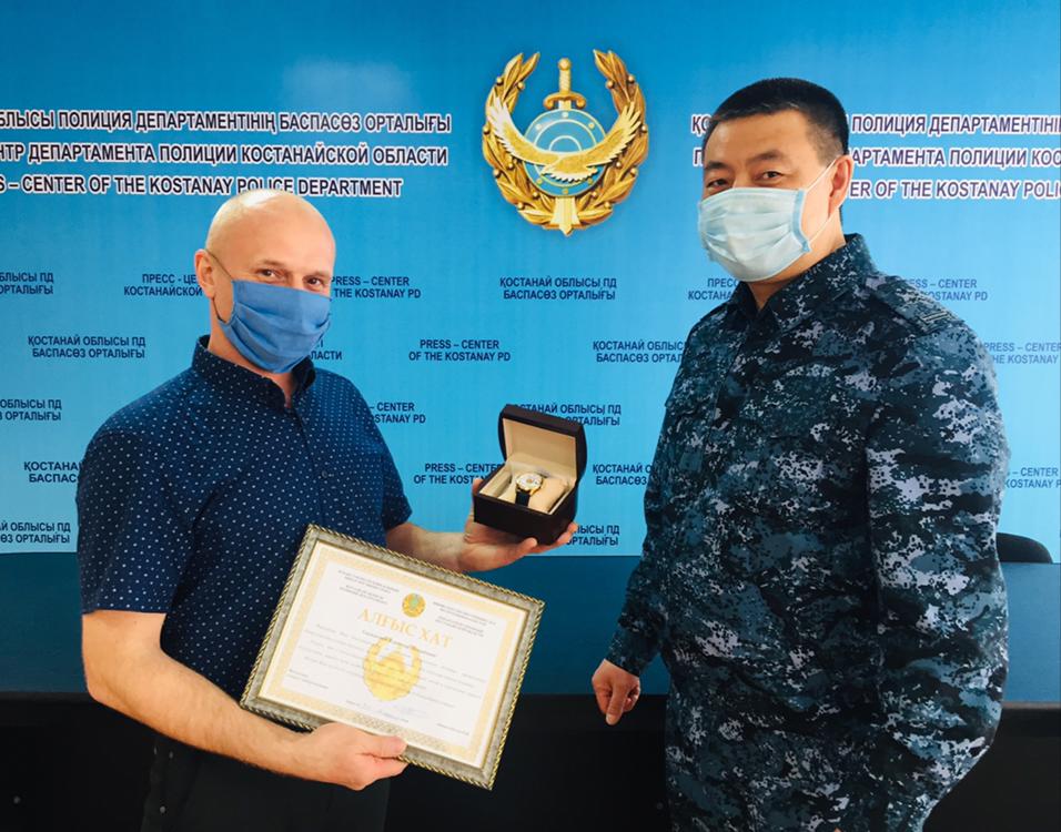 Qostanaı: Júrgizýshi kópirden sekirip ketken qyzdy qutqaryp qaldy