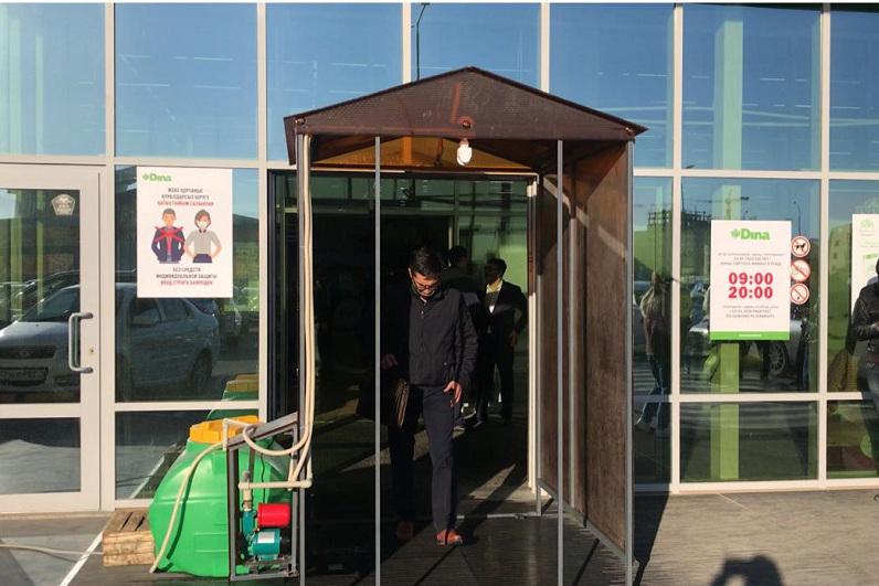 Aqtaýda gıpermarketke kelýshilerge dezınfeksııa jasaıtyn týnnel ashyldy