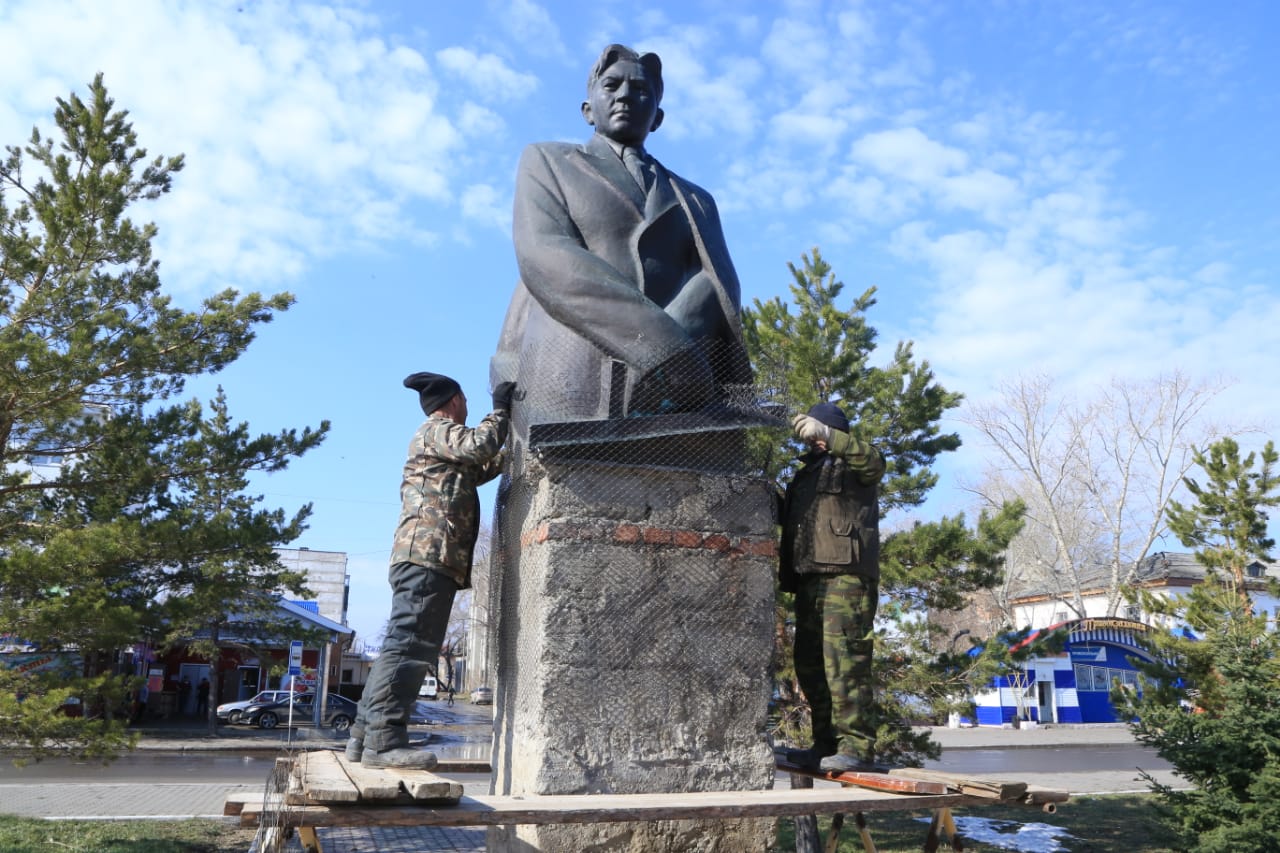 Qostanaıda Bı-aǵanyń eskertkishi bútindelip jatyr