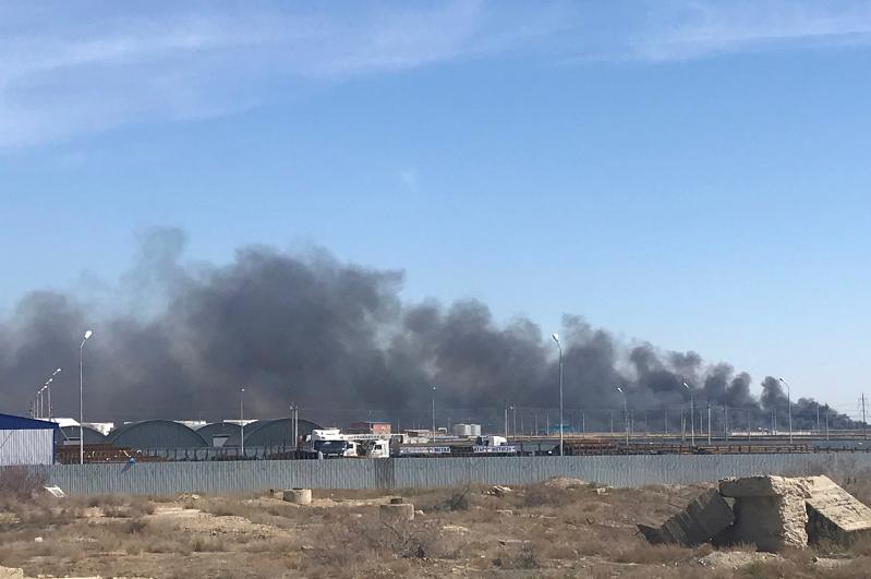 Atyraý: Qala mańynda qamys jandy