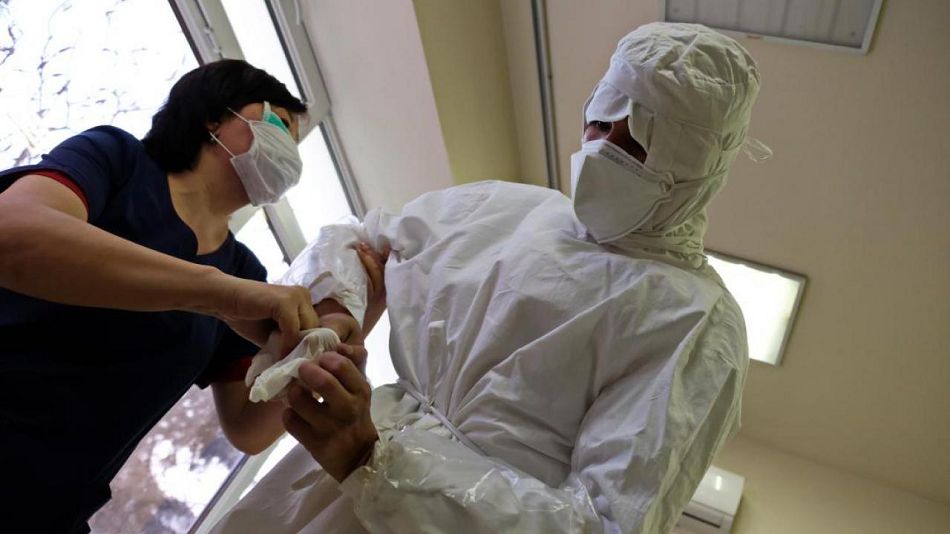 Daýany kimnen kútemiz? (Almatyda bir táýlikte 147 medısına qyzmetkeri indet juqtyrdy)