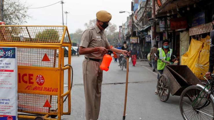 Úndistanda karantın rejımin buzǵan týrısterge jazanyń erekshe túrin oılap tapty