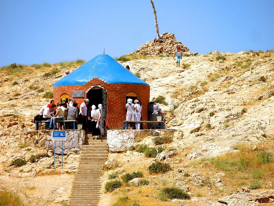 Úkasha ata (142 myńnan astam zııaratshy-týrıst qudyqtyń qupııasyna qanyqty)