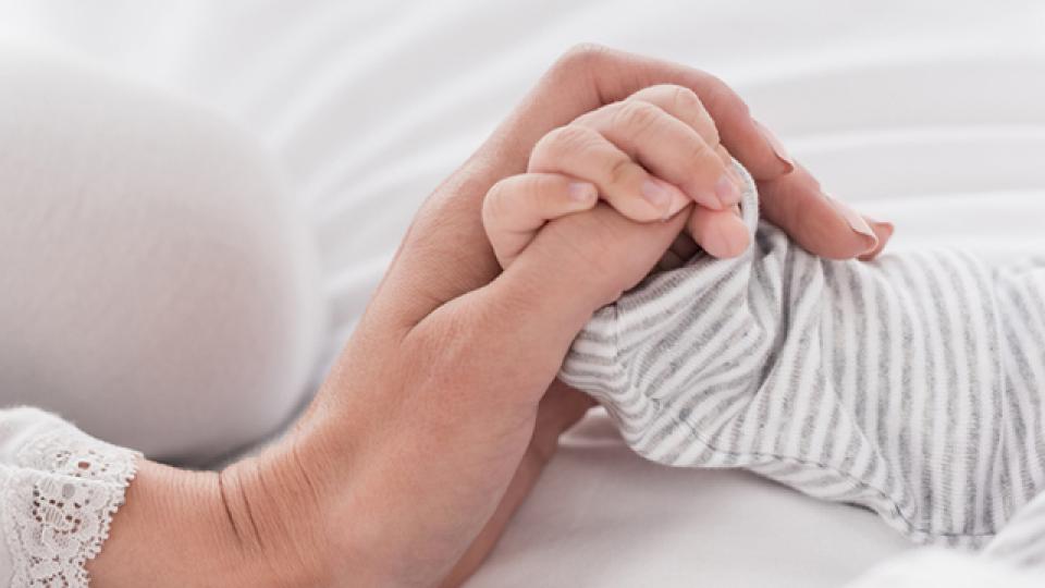 Almatyda indet juqtyrǵan júkti áıel balpanaqtaı ul tapty