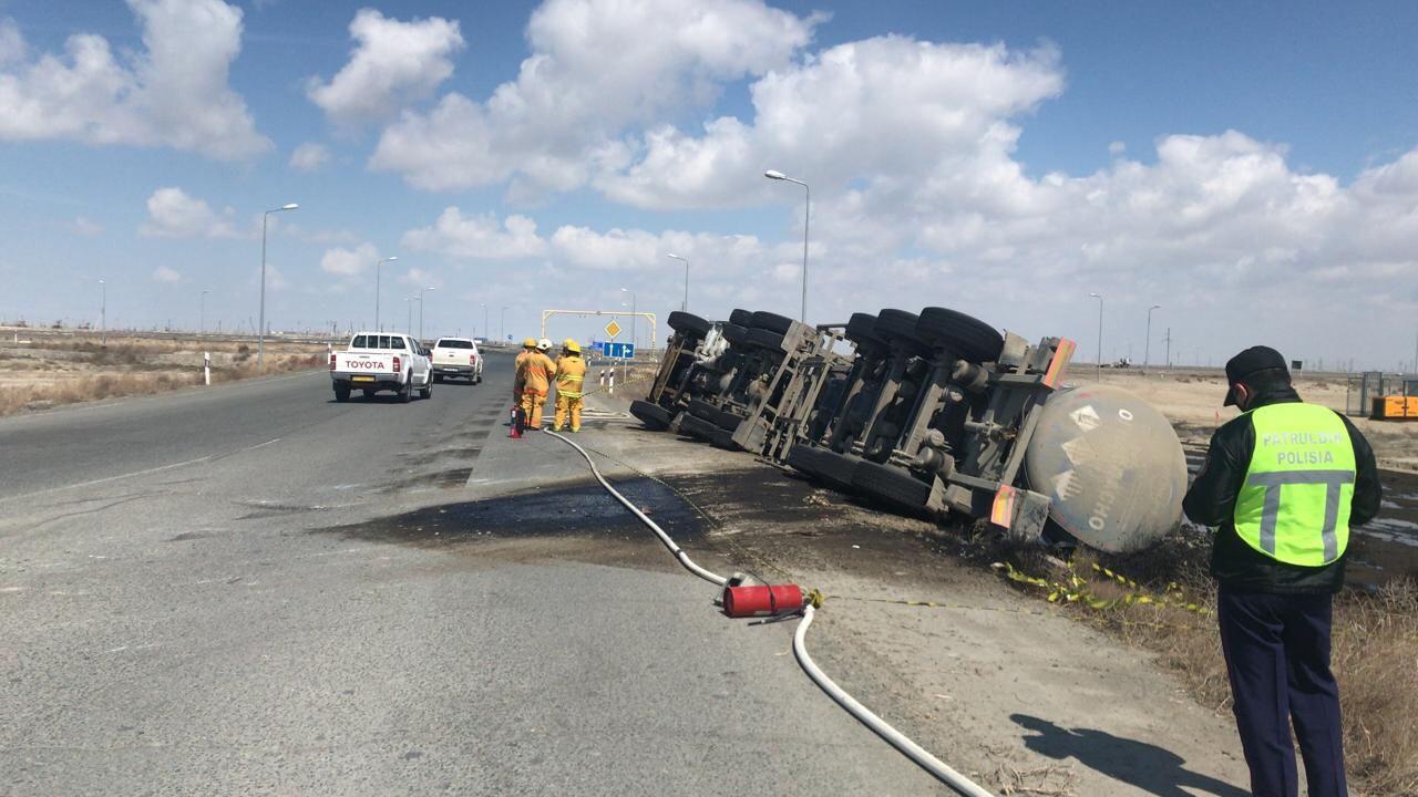 Atyraý: «KamAZ» aýdaryldy, 26 tonna munaı tógildi