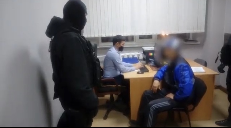 Polısııa qyzmetkerine qarsylyq kórsetken turǵyn ustaldy