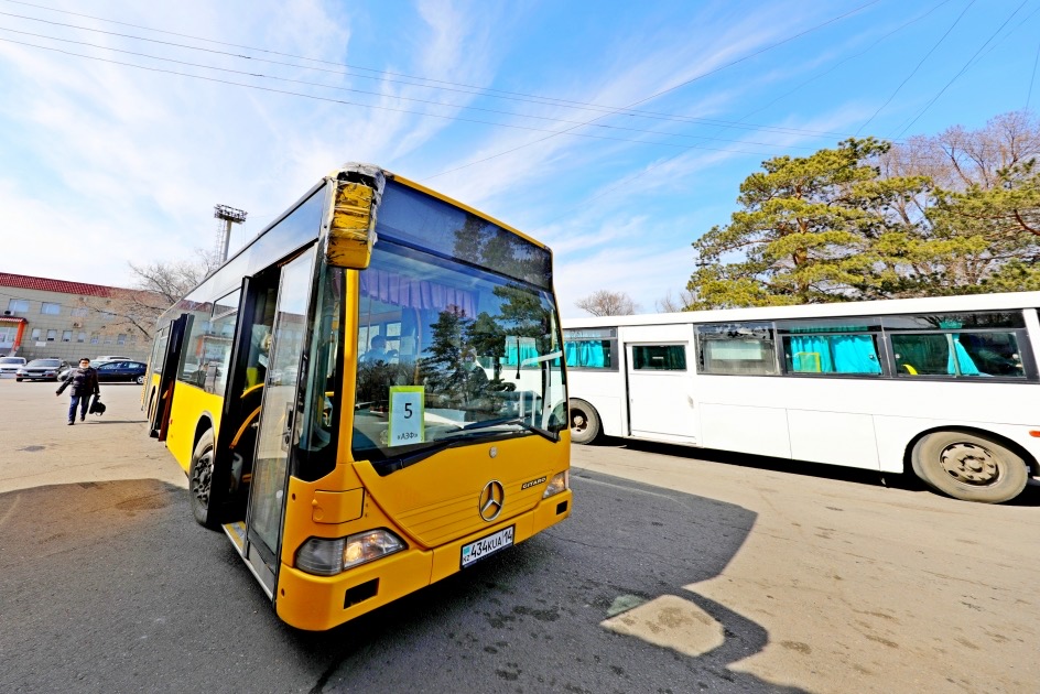 Pavlodarda qoǵamdyq kólikter zaýyt  jumysshylaryn tasymaldaýda