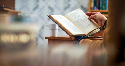 Aqmolalyqtar úıden shyqpaı-aq kitap oqıdy