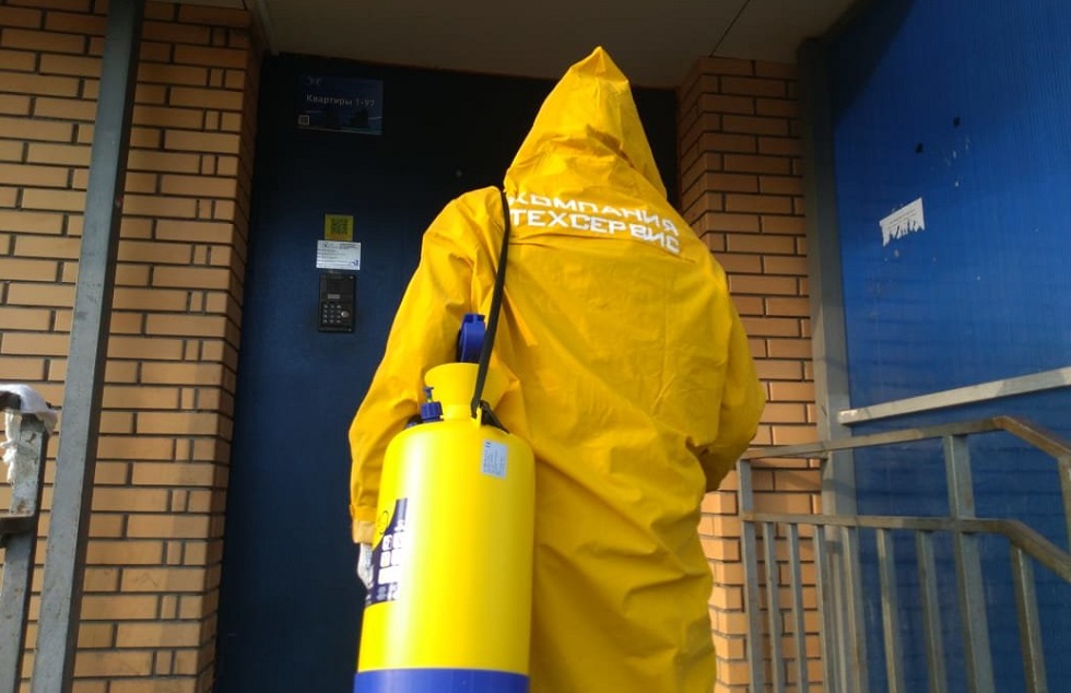 Atyraý: 1 188 turǵyn úıdiń kireberisi men aýlalary dezınfeksııalandy