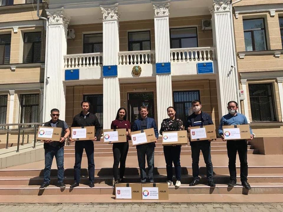 Shymkenttik medısına qyzmetkerleriniń otbasyna syılyq tabystaldy