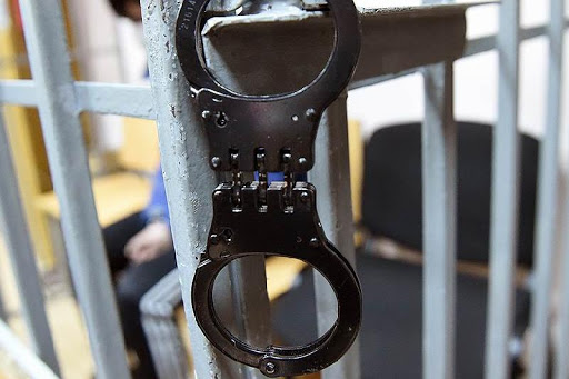 Kókshetaýda áskerı qyzmetshi qos tapanshamen qarýlanǵan buzaqyny qolǵa túsirdi