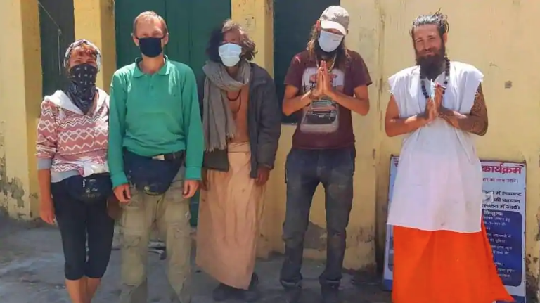 Úndistandaǵy úńgirde týrıster bir aıǵa jýyq turǵan