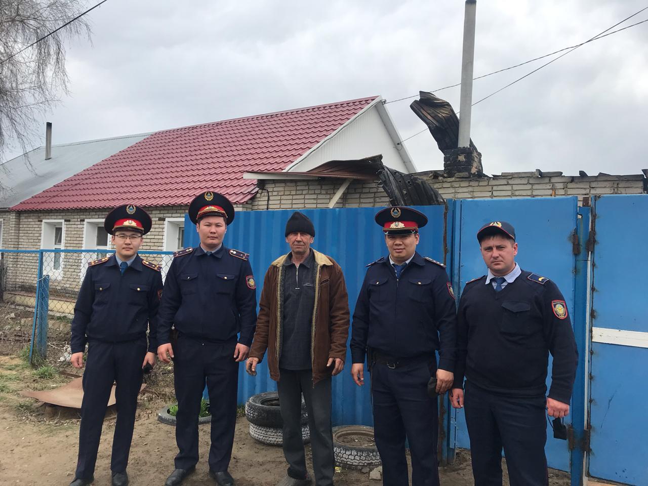 Qostanaı: Polıseıler 7 adamdy órtten qutqaryp qaldy