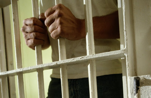 Aqmolada túrmeden bosaǵandar úılerine deıin jetkizilýde