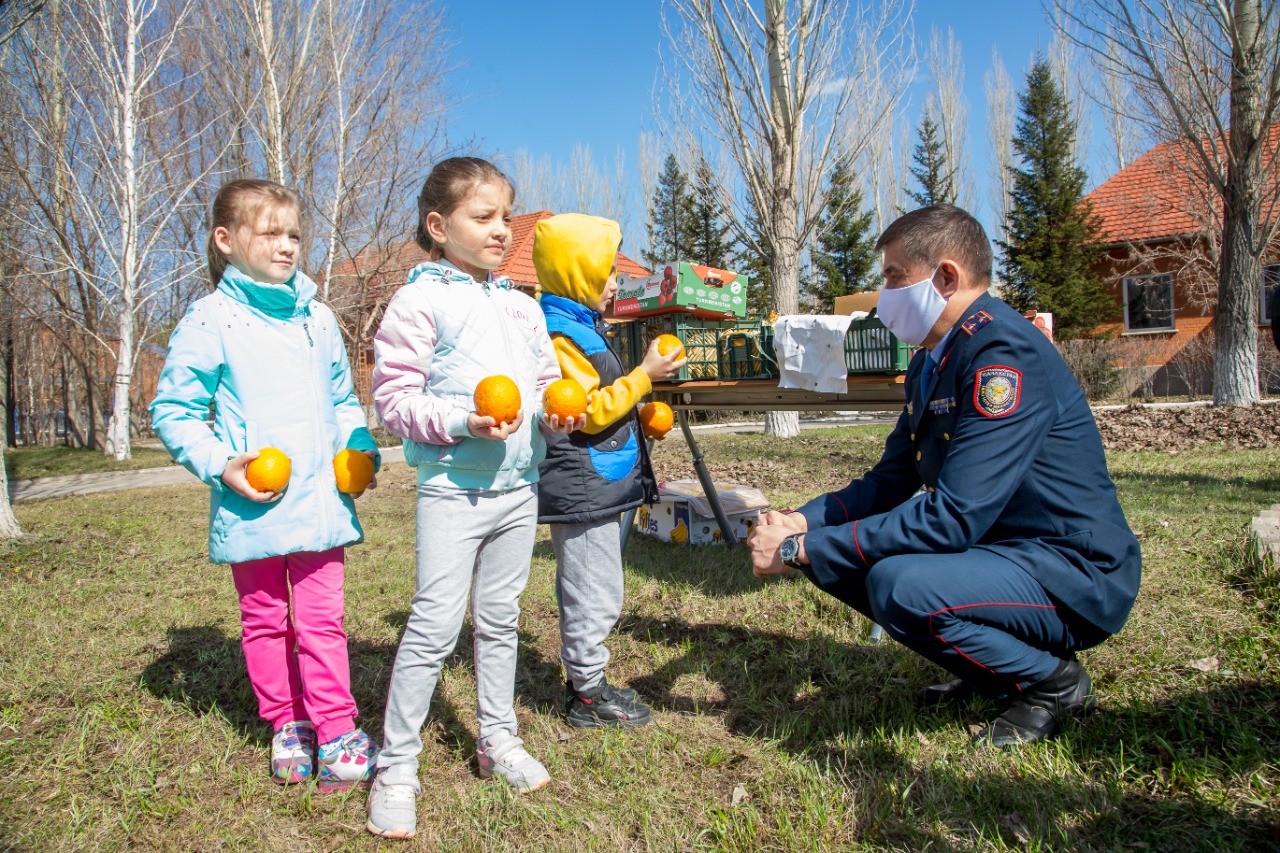 Biz birgemiz: Saqshylar muqtaj jandarǵa azyq-túlik jetkizip berdi