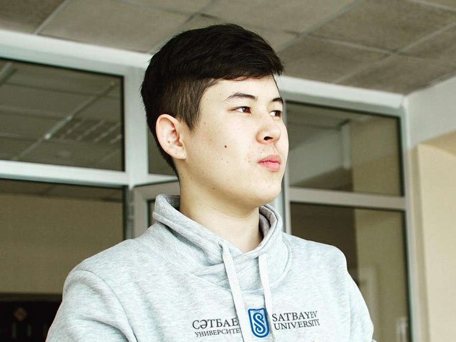 Stýdent aýyldaǵy ózi oqyǵan mektepke qashyqtan oqýǵa kómektesti