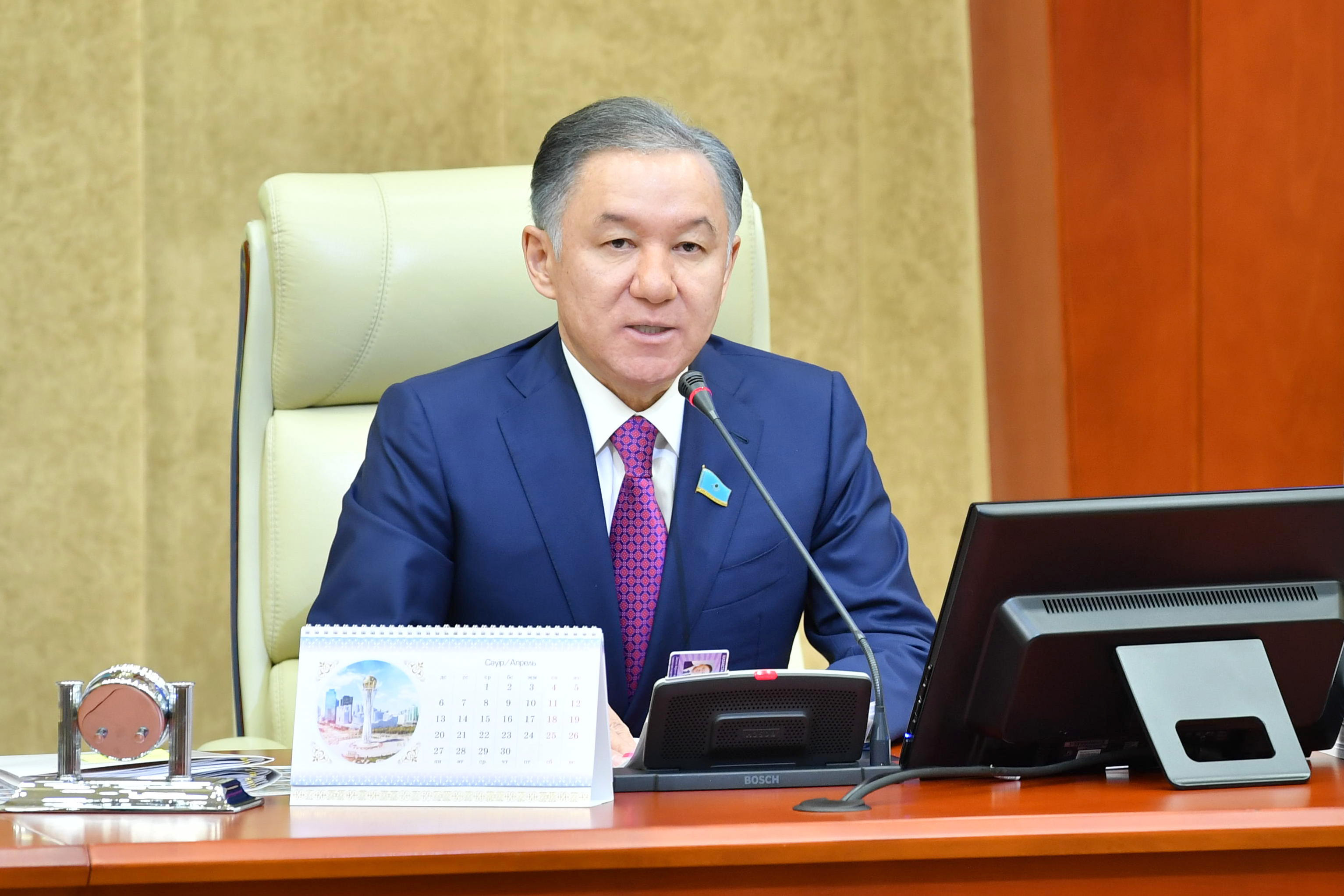 Jastardy saıasatqa belsendi tartýǵa bastaıtyn zań jobasy maquldandy