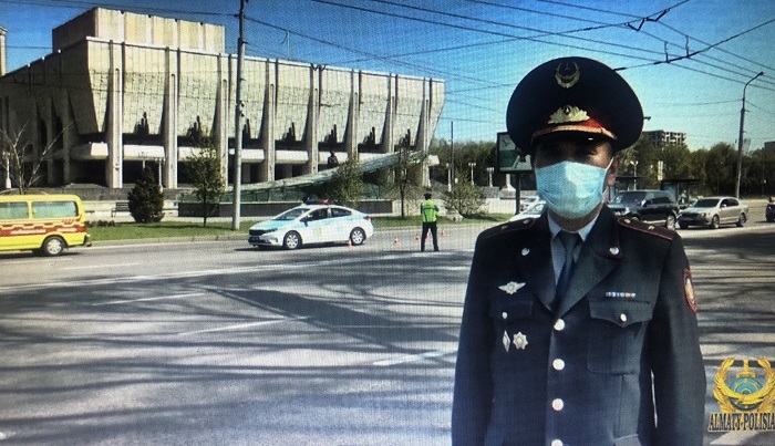 Almatylyq polıseı qala turǵyndaryna óleń arnady