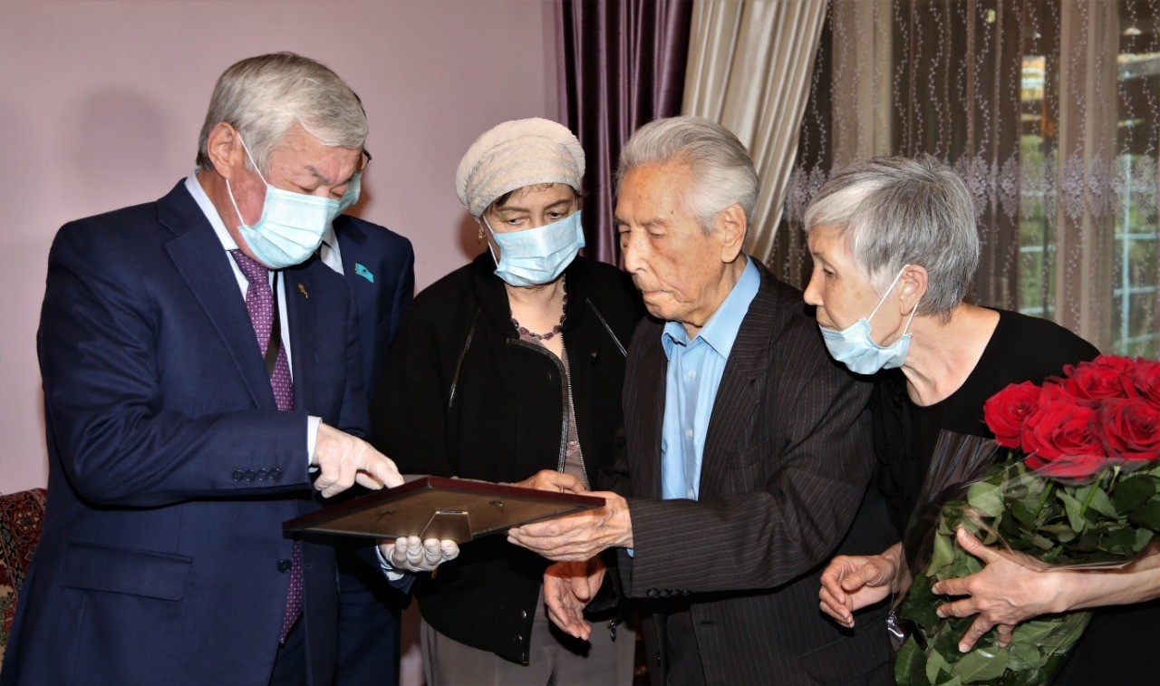 Prezıdent jambyldyq ardagerdi mereıtoıymen quttyqtady