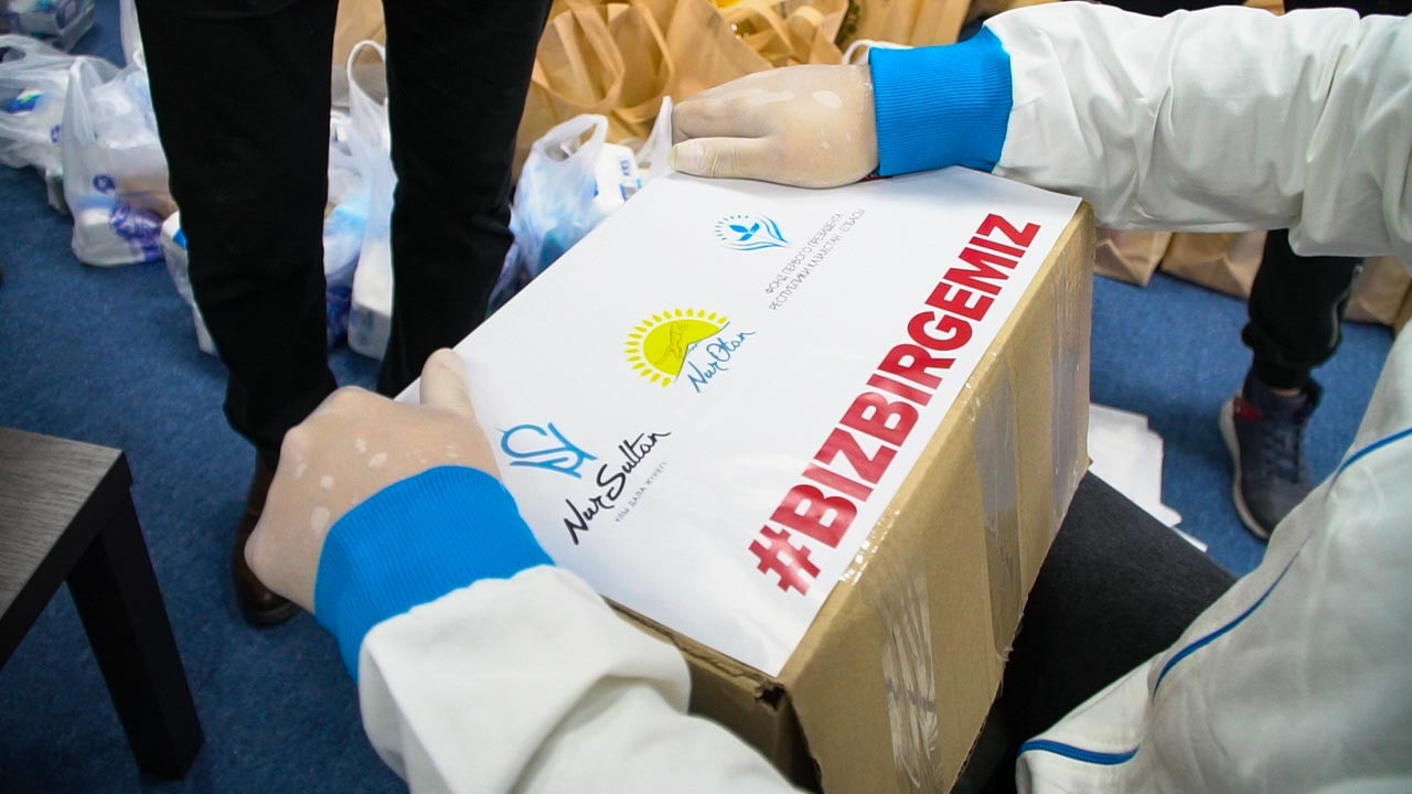 «Bolashaq» baǵdarlamasynyń túlekteri elordalyq dárigerlerge qaıyrymdylyq kómek kórsetti