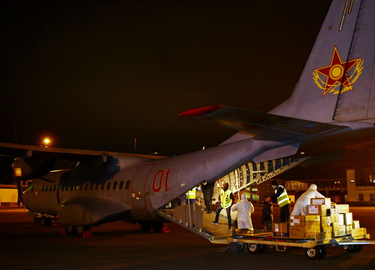 Nur-Sultanǵa Úrimshiden arnaıy ushaqpen gýmanıtarlyq kómek jetkizildi