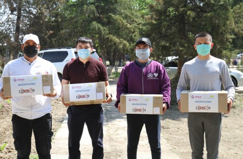 «BizBirgemiz»: Túrkistandyq kásipkerler muqtaj jandarǵa kómegin aıamaýda